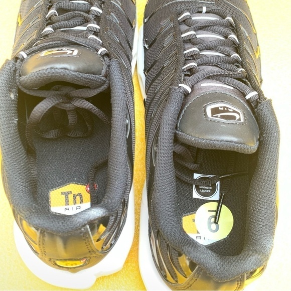 Nike AIR MAX PLUS Women's Running Shoes BLACK WHITE DM2362-001 Size 9 Men's 7.5 - Picture 10 of 16